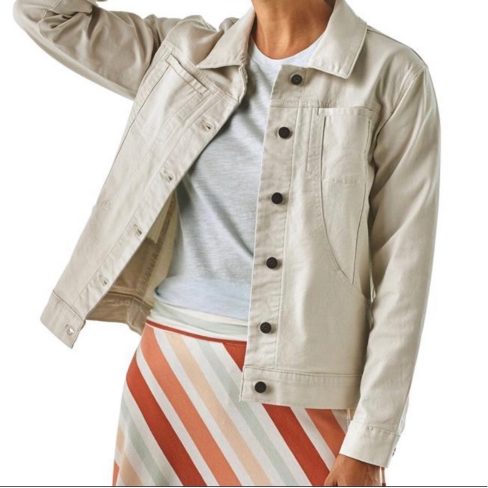 woman’s patagonia stand up jacket in off white